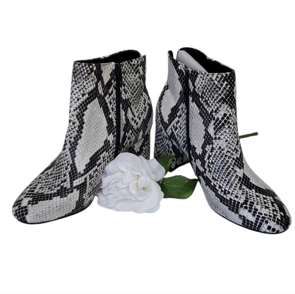 NWOT Rouge Helium "Cameron" Vegan SnakeSkin Pattern Booties, Size 8.5
